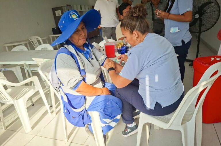 Personal del Hospital Alto Inclán realiza controles de salud a trabajadores municipales 