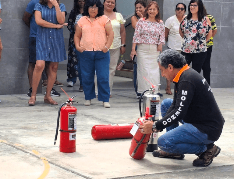 UGEL Islay promueve taller sobre manejo de extintores