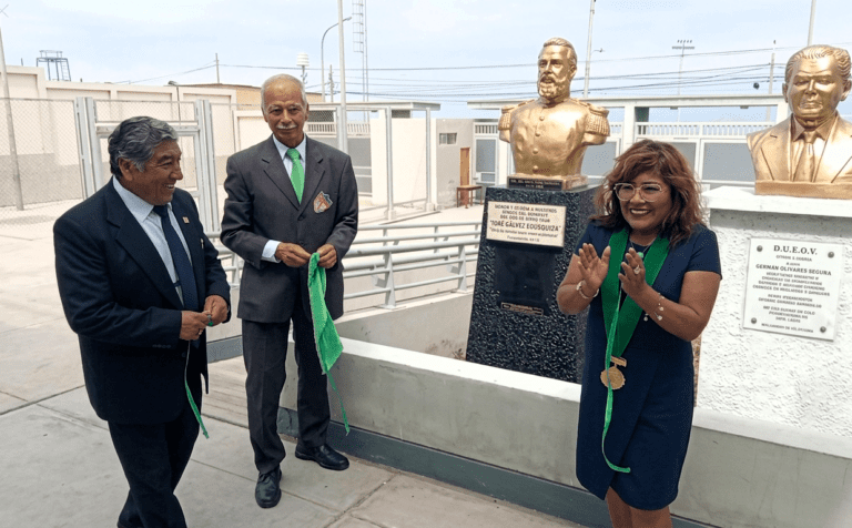Promoción 71 de la GUE Deán Valdivia devela placa al busto a José Gálvez 