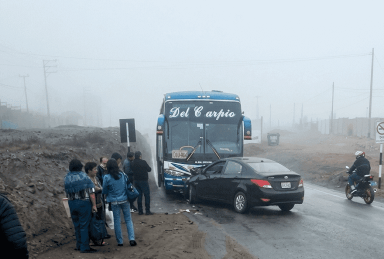 Auto invade carril contrario y protagoniza choque frontal con bus interprovincial