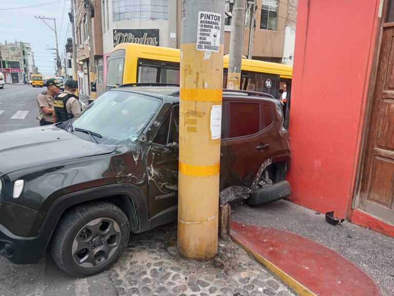Una persona resulta herida tras fuerte colisión entre cúster de servicio público y camioneta 