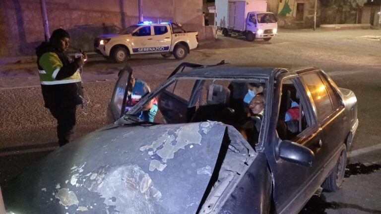 Choque en Samegua deja a conductor atrapado dentro de su vehículo