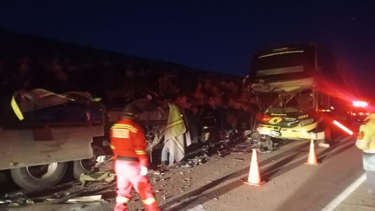 Dos mujeres fallecen en choque entre bus y tráiler en la carretera Binacional