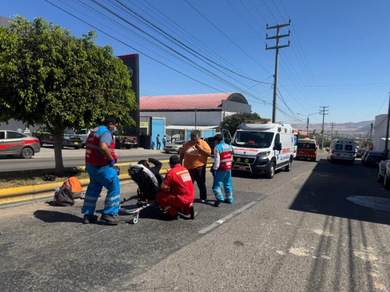 Choque entre moto y camioneta deja dos heridos en Samegua