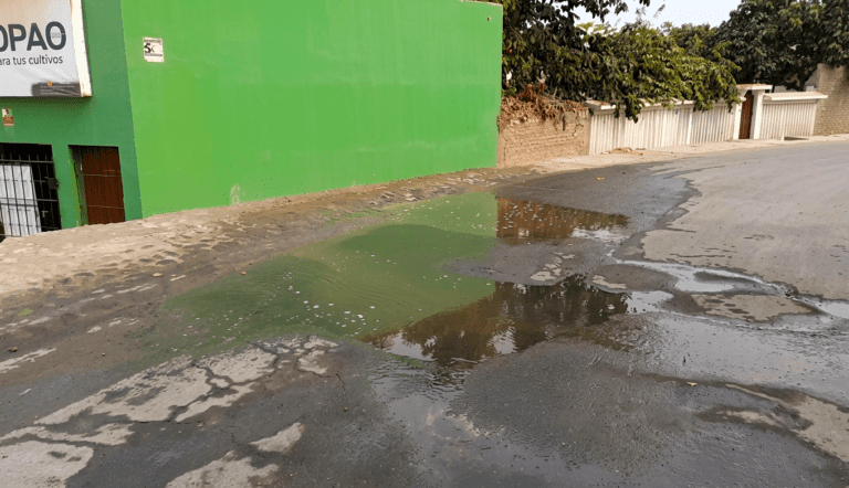 Vecinos denuncian daños en pista y vereda por fuga de agua en El Arenal