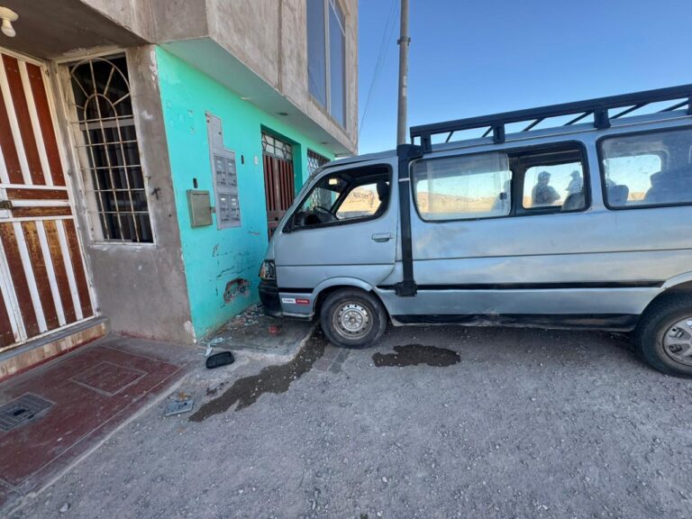 Conductor resulta herido tras empotrarse con su vehículo contra una vivienda en San Francisco