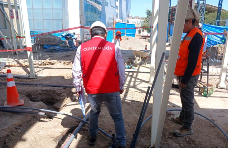 Contraloría advierte fallas estructurales y retrasos en obra de laboratorios de medicina de la UNAM