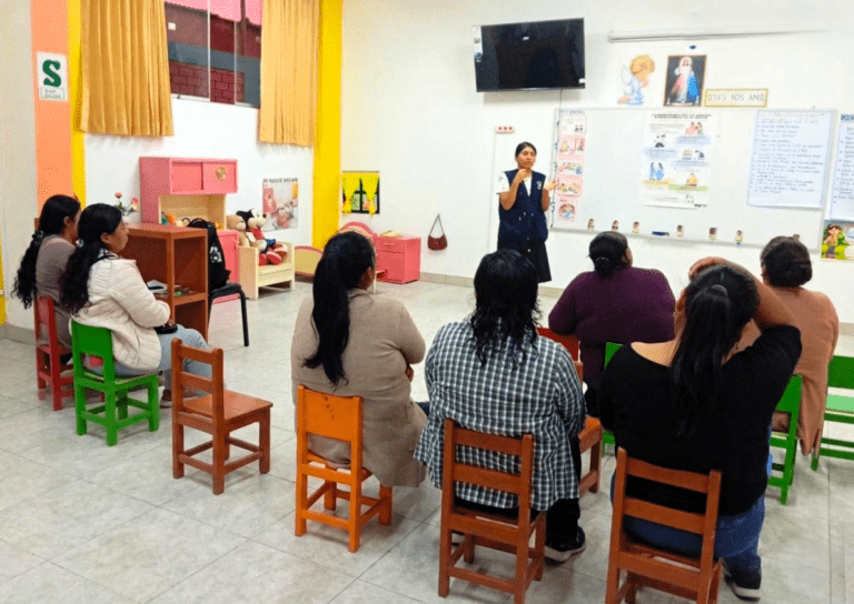 Demuna: padres participaron en taller sobre convivencia en Deán Valdivia