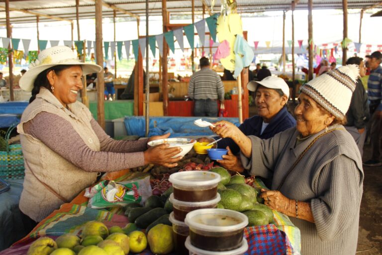Día de la Madre: usuarias de Pensión 65 abrigan corazones con tradicional chairito a la moqueguana