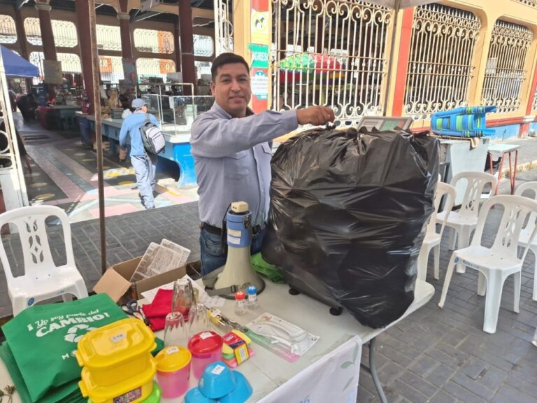 Eco Trueque: vecinos intercambian productos reciclados por plantas