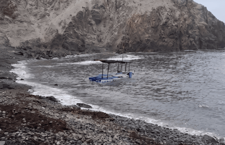 Embarcación pesquera aparece varada en la caleta La Ballenita de Mollendo