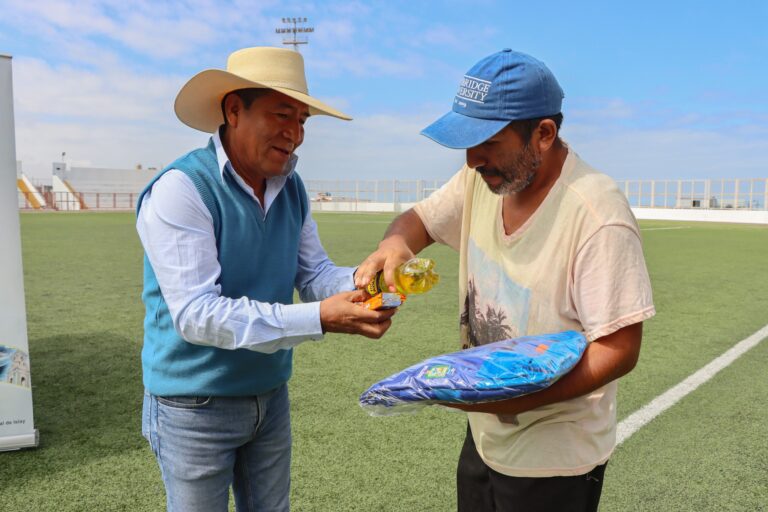 Entregan buzos a adultos mayores y personas con discapacidad en Mollendo 
