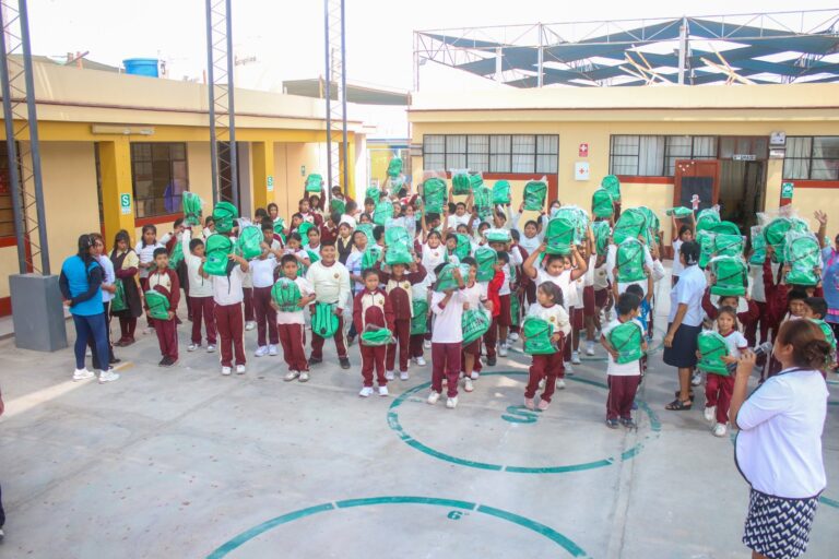 Southern Perú entrega 4500 kits escolares a estudiantes de la provincia de Islay