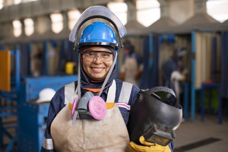 Forjando futuro: jóvenes avanzan en su formación técnica industrial
