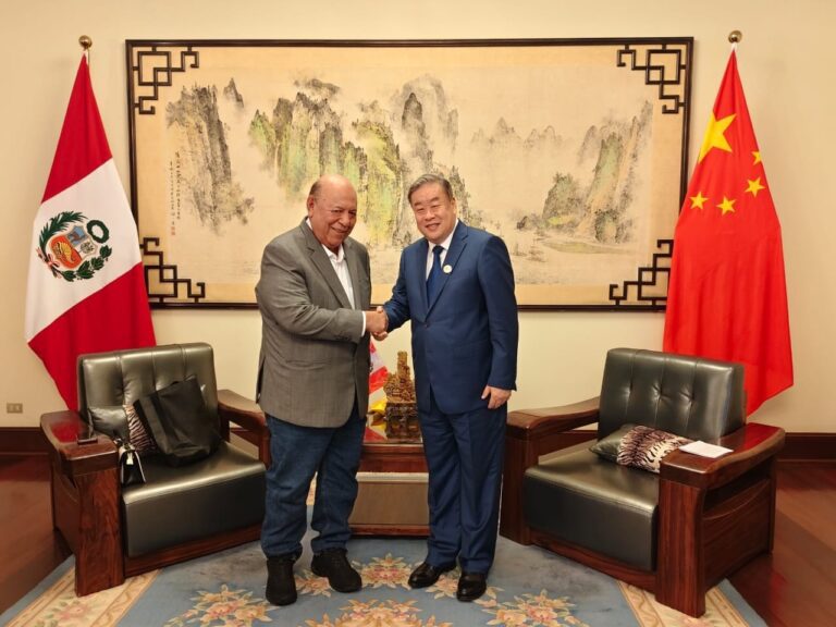 Tacna toca puertas en China para financiar su salto portuario
