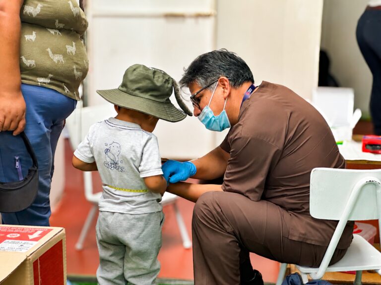 Campaña médica gratuita por el Día del Urbanizador en Mollendo