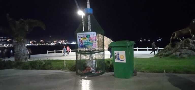 Instalan contenedores y botellones de reciclaje en el malecón costero 