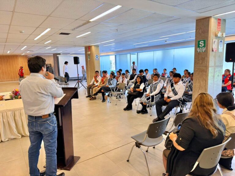 Jóvenes reflexionan sobre la defensa de Arica en tertulia del Gobierno Regional