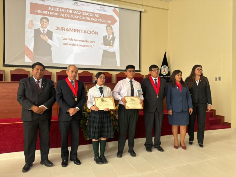 Corte Superior de Justicia de Moquegua juramenta primera promoción de jueces y secretarios de paz escolar