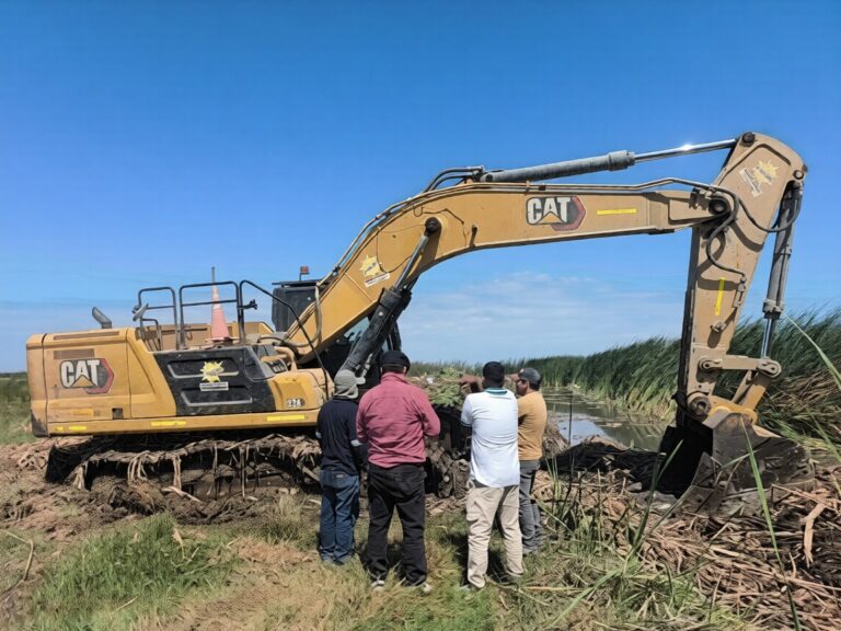 Limpian drenes para proteger áreas agrícolas en el Valle de Tambo