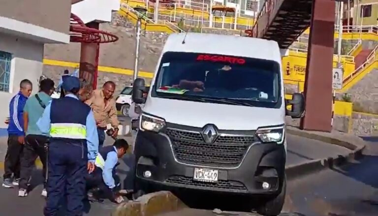 Miniván queda atrapada sobre sardinel tras accidente en cruce de El Ratón