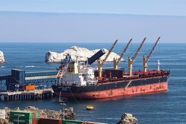 Puertos del sur peruano superan al norte chileno en carga en 2025