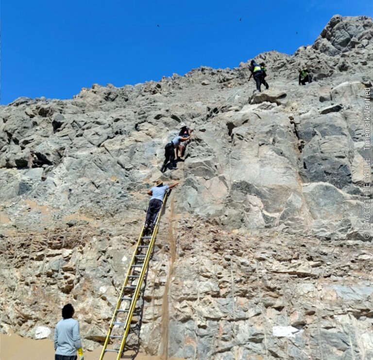 Rescatan a menor atrapado en cerro en El Algarrobal