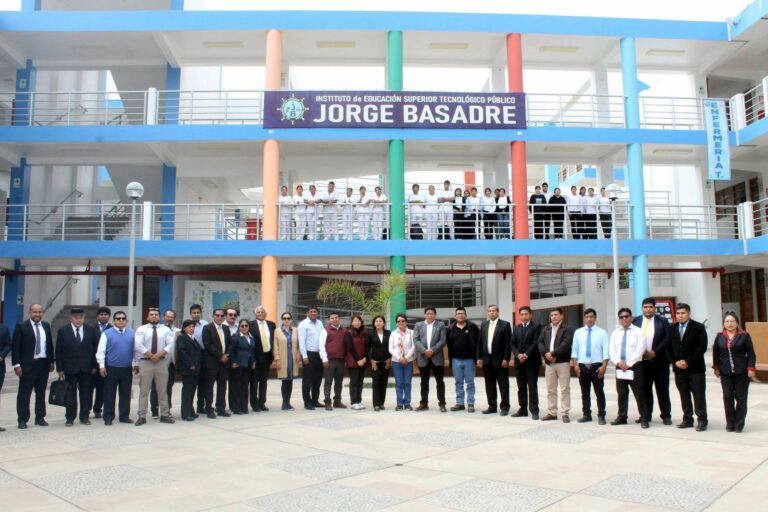 Visitan institutos de Islay para evaluar avance del licenciamiento