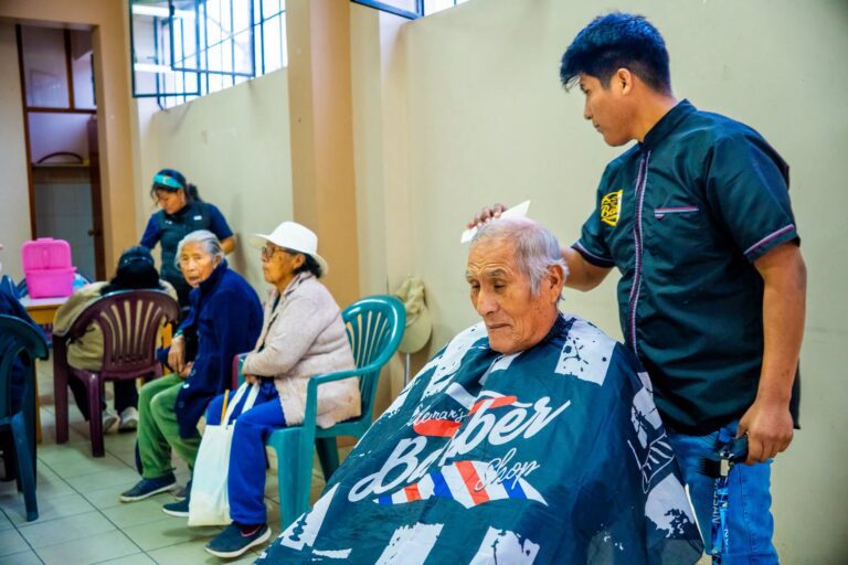 Adultos mayores de El Arenal recibieron atención en corte, barbería y manicure