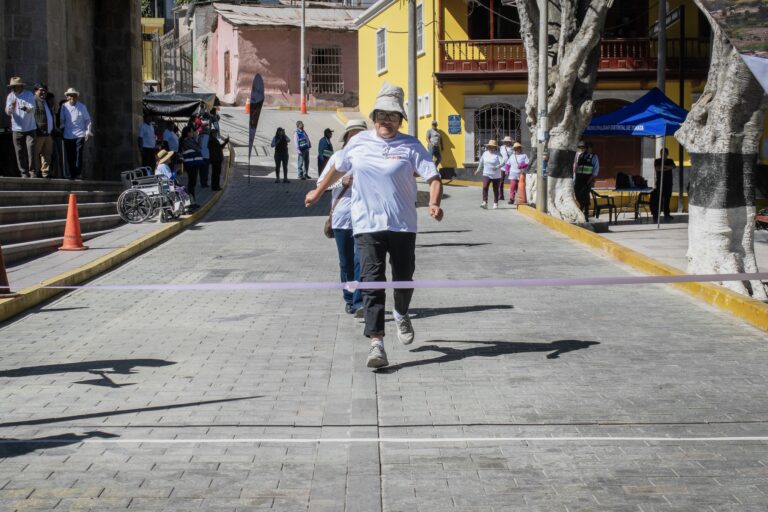 Más de 100 adultos mayores participaron en maratón por el aniversario de Torata