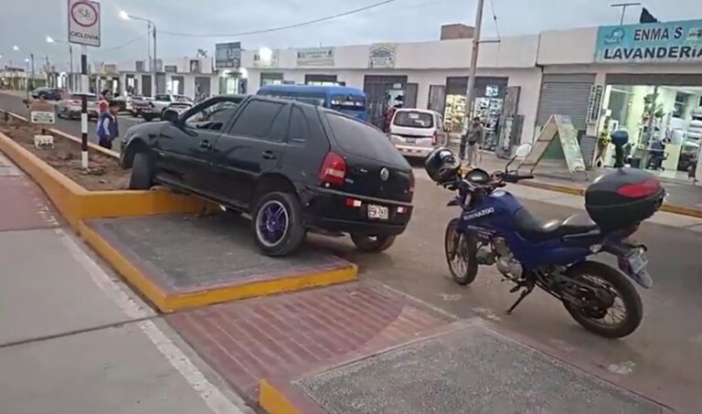 Auto se despista y termina sobre sardinel en Pampa Inalámbrica