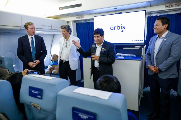 Avión hospital de Orbis culmina misión oftalmológica en Arequipa