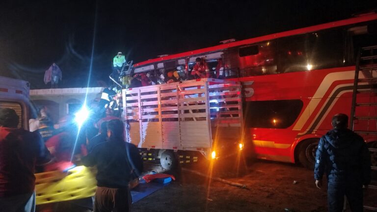 Bus de la empresa Juanes se despista en Camaná y deja más de 50 heridos