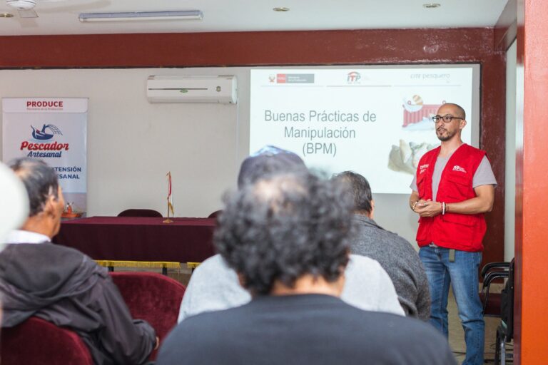 Capacitación a pescadores de Ilo sobre manipulación y conservación de especies marinas