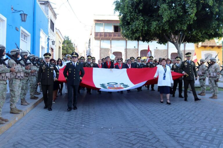 Moquegua rindió homenaje a la Bandera en Plaza de Armas