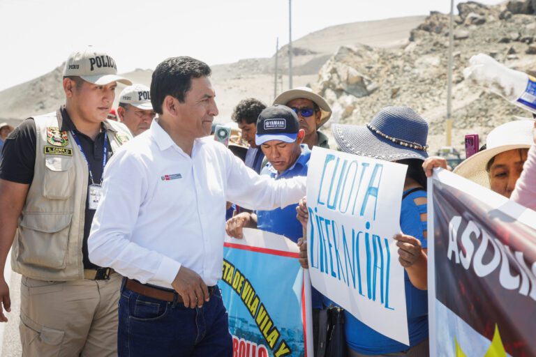 Pescadores artesanales solicitan a ministro fijar topes para la descarga de pota