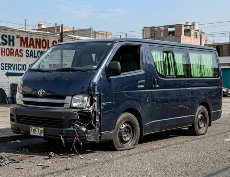 Dos heridos dejan choque entre combi de servicio urbano y automóvil