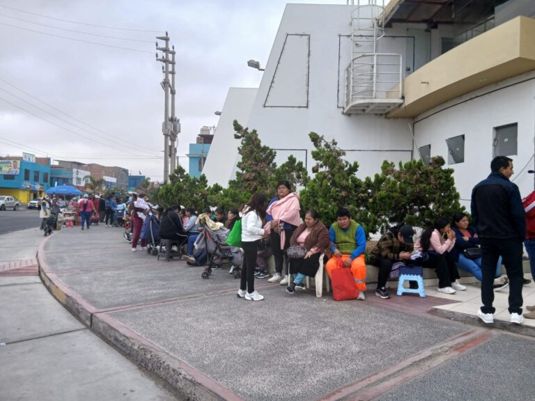Se registran largas colas para acceder a inscripción del programa de vivienda “Juntos” en Ilo