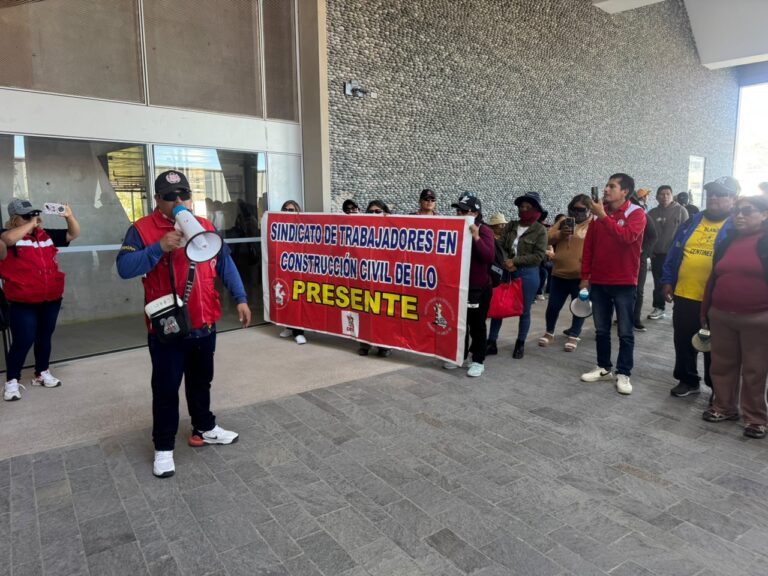 Construcción Civil protesta ante el Gore Moquegua por presuntos despidos en obra de Ilo