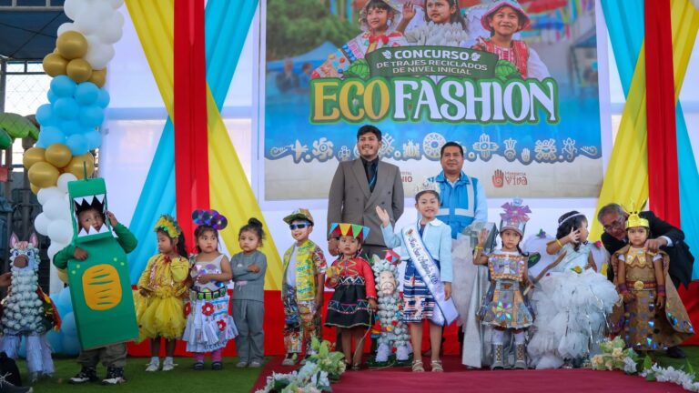 45 niños destacan con creativos trajes reciclados en el Ecofashion 2026 de San Antonio