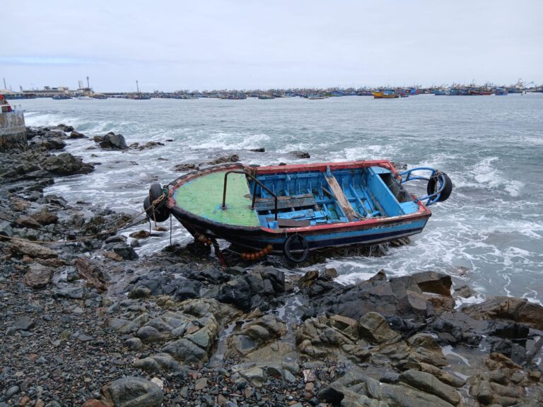 Embarcación queda varada en rocas del malecón costero de Ilo por fuerte oleaje