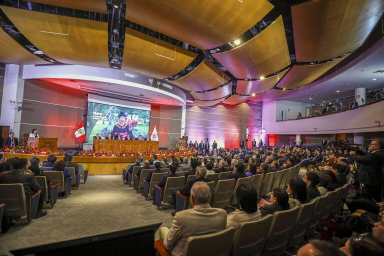 Entregan credenciales a senadores y parlamentarios andinos electos