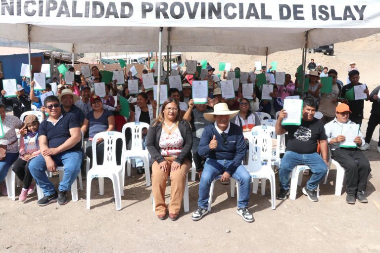 Entregan casi 100 títulos de propiedad a vecinos de la AVIS Villa Hermosa