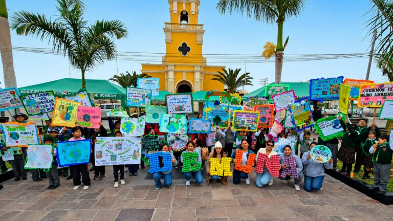 Estudiantes participaron en pasacalle ambiental y concurso de pancartas
