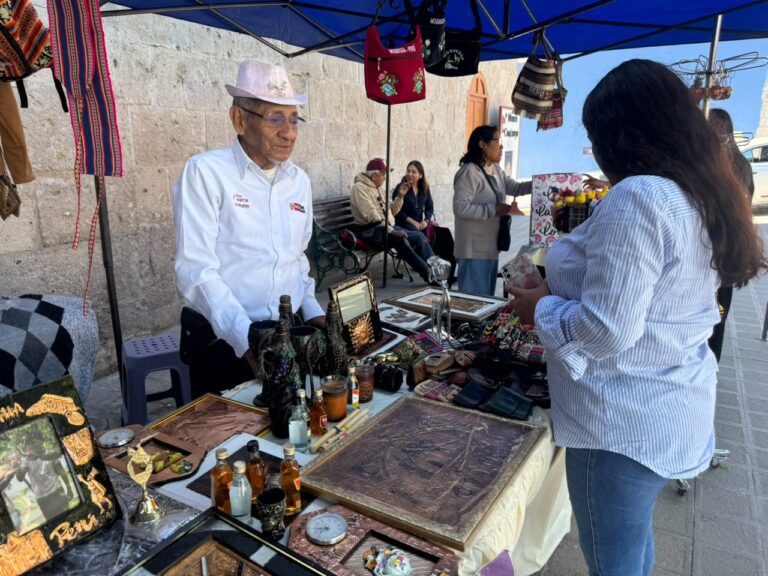 Municipalidad de Mariscal Nieto impulsa feria artesanal por el Día del Padre