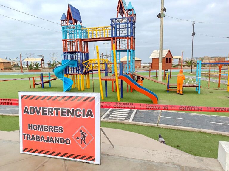 Inician mantenimiento integral de juegos infantiles en la Primera Playa de Mollendo