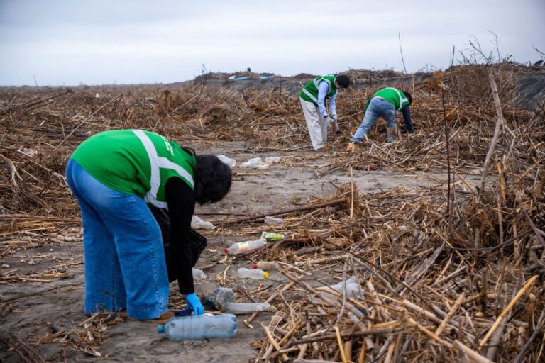 Jóvenes universitarios limpian el Santuario Nacional Lagunas de Mejía