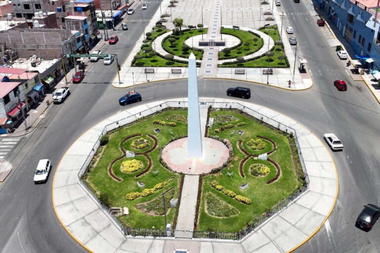 El obelisco de la avenida Mariscal Castilla fue construido por Alejandro Enríquez Postigo