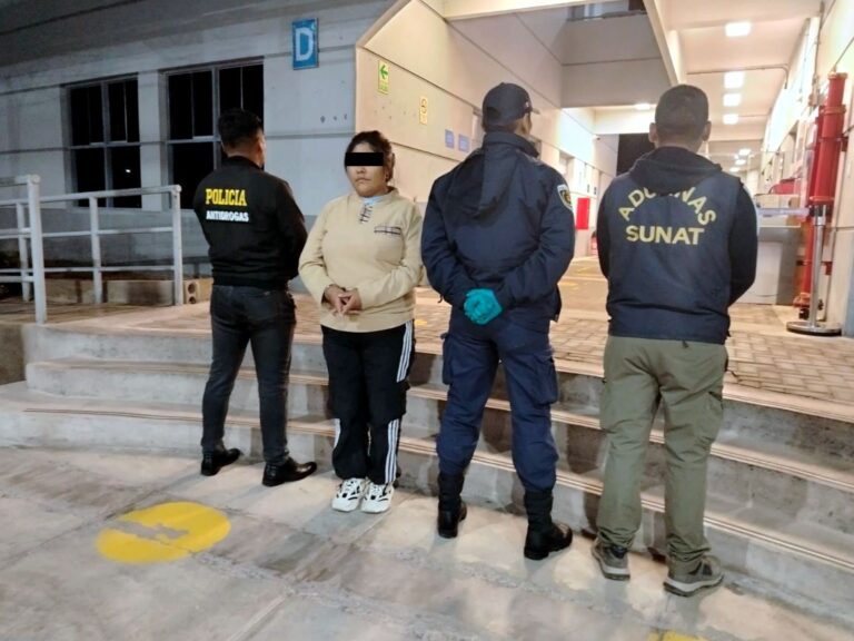 Detienen a mujer con más de un kilo de presunta marihuana y alcaloide de cocaína