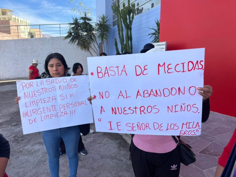 Padres de familia de la I.E. Señor de los Milagros protestan por mayor personal de limpieza